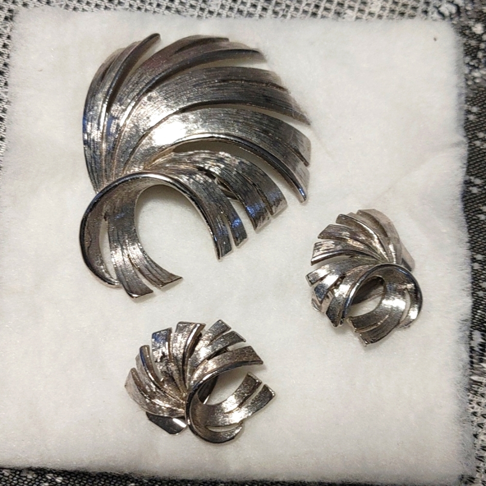 VINTAGE SILVER METAL PIN AND EARRING SET